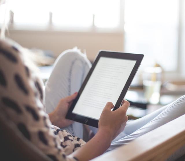 Frau mit Tablet