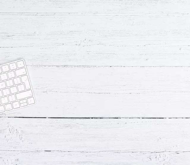 Auf dem Bild ist die Hälfte einer Computertastatur sichtbar.