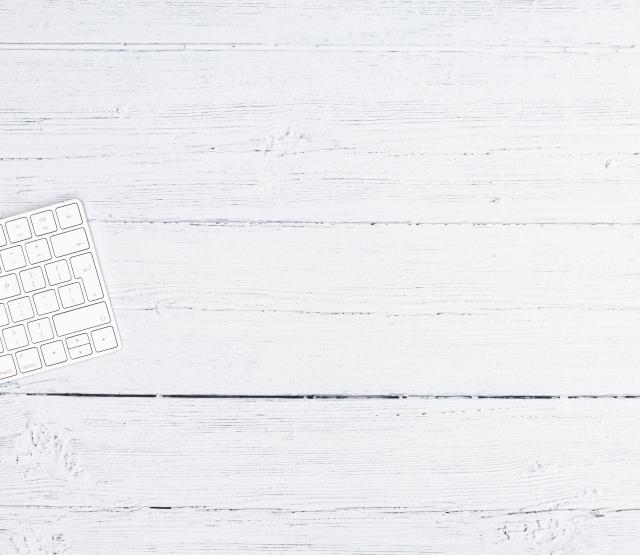 Auf dem Bild ist die Hälfte einer Computertastatur sichtbar.