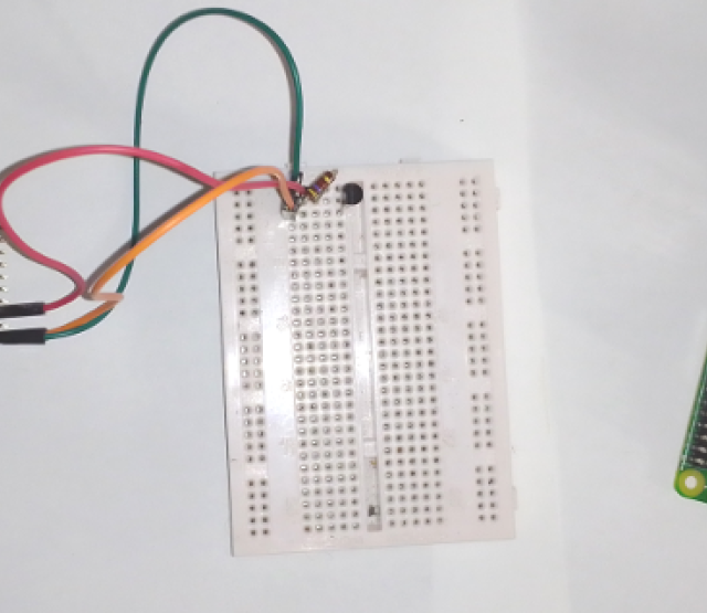 CoMatrix setup, SAMR21-xpro microcontroller with a DS18S20 temperature sensor and Raspberry Pi 3 gateway.