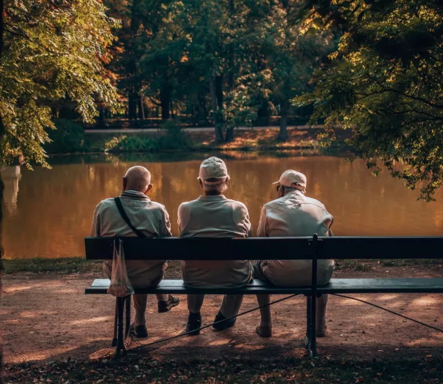 Alte Männer auf der Bank