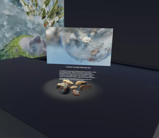 Ein digitales Ausstellungsdisplay, das ein Thema zu globalen Biodiversitätsdaten präsentiert. In der Mitte befindet sich ein schwebendes Bild einer Weltkugel mit einer verschwommenen, halbtransparenten Textur, die die biologische Vielfalt darzustellen scheint. Unter der Weltkugel steht ein Zitat, das die Komplexität und den menschlichen Einfluss auf die Daten zur biologischen Vielfalt beschreibt. Die Ausstellung befindet sich in einem dunklen, immersiven virtuellen Raum.