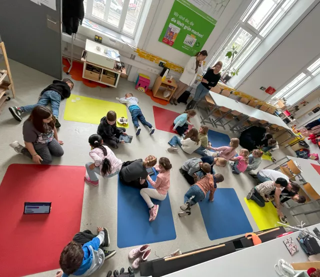 Kinder beim Testen von RoboSDG Junior