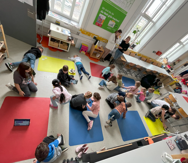 Kinder beim Testen von RoboSDG Junior