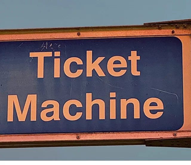 Wegweiser mit der Aufschrift "Ticket Machine" 