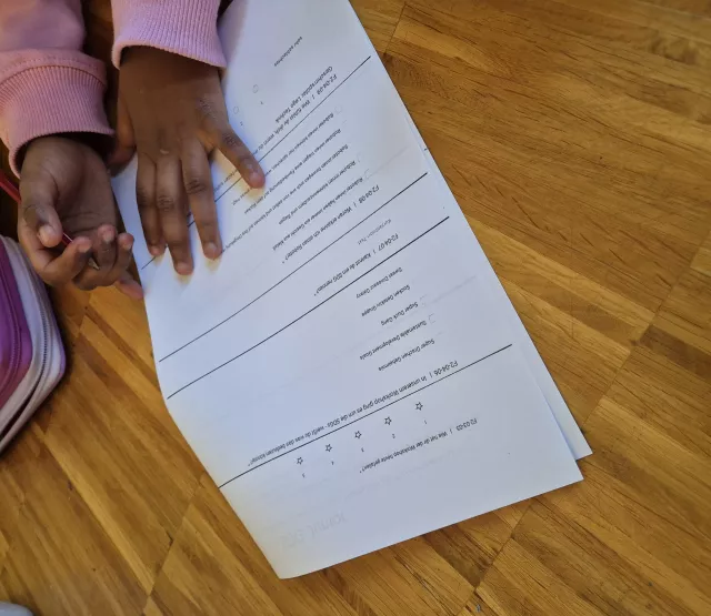 Kind füllt Wirkungsmessung-Fragebogen aus