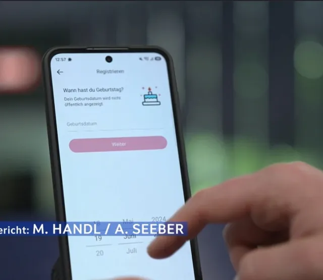Hand tippt auf Smartphone-Bildschirm mit Registrierungsformular und Kalender zur Auswahl des Geburtstagsdatums. Unten links blendet ein Fernsehsender das Logo »ZIB« sowie die Textzeile »Bericht: M. HANDL / A. SEEBER« ein. Oben rechts befindet sich das Senderlogo »ORF 2 HD«.