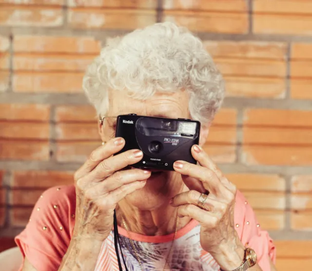 Frau mit Kamera