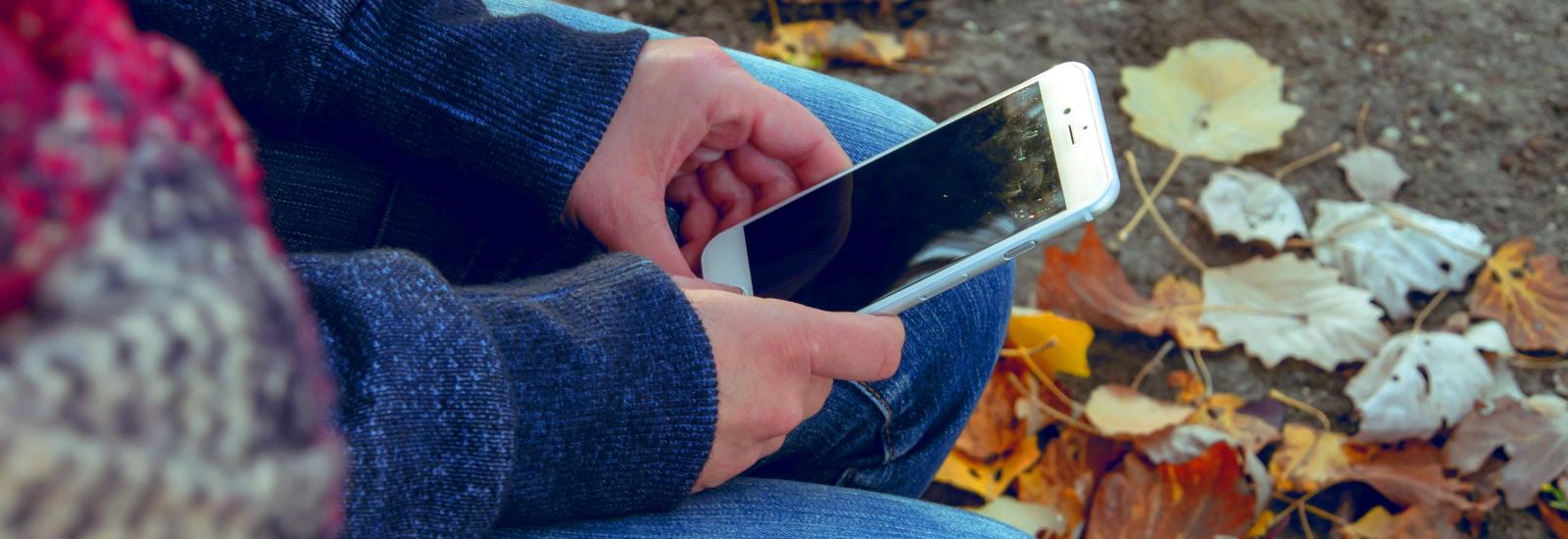Kind mit Smartphone. 
