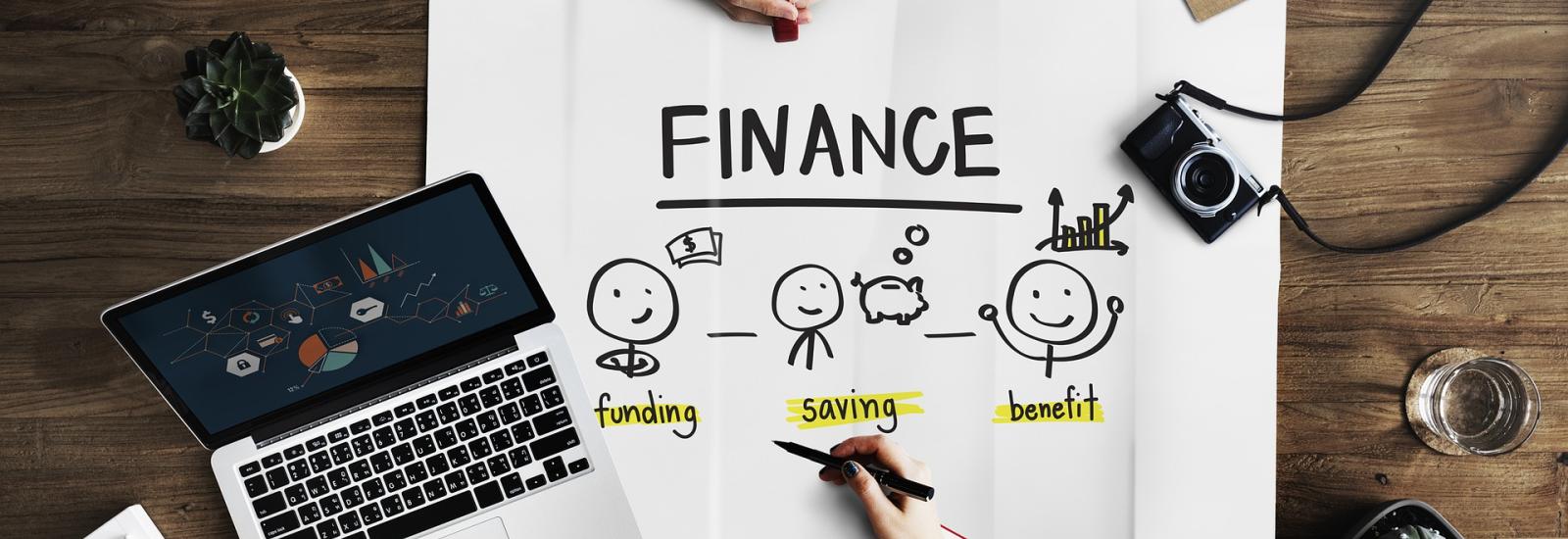 Arbeitsplatz mit Plakat Finance