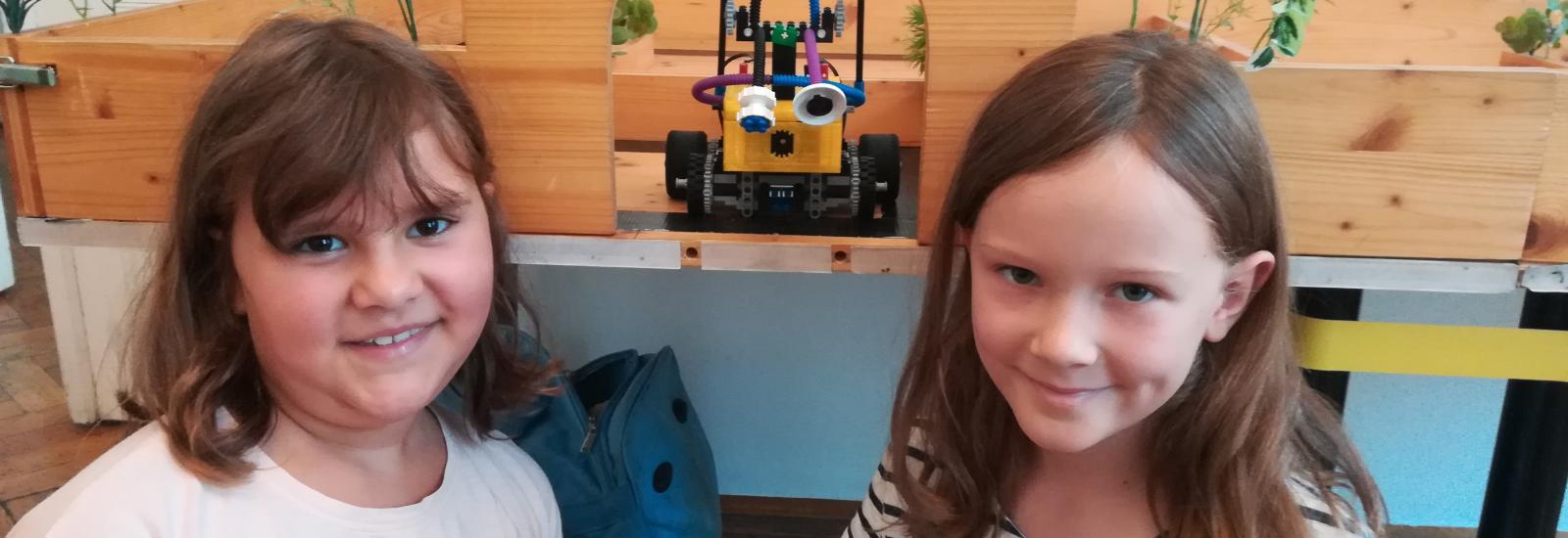 Lenia und Livia im Robo4Girls Pilotworkshop mit R4G v6.
