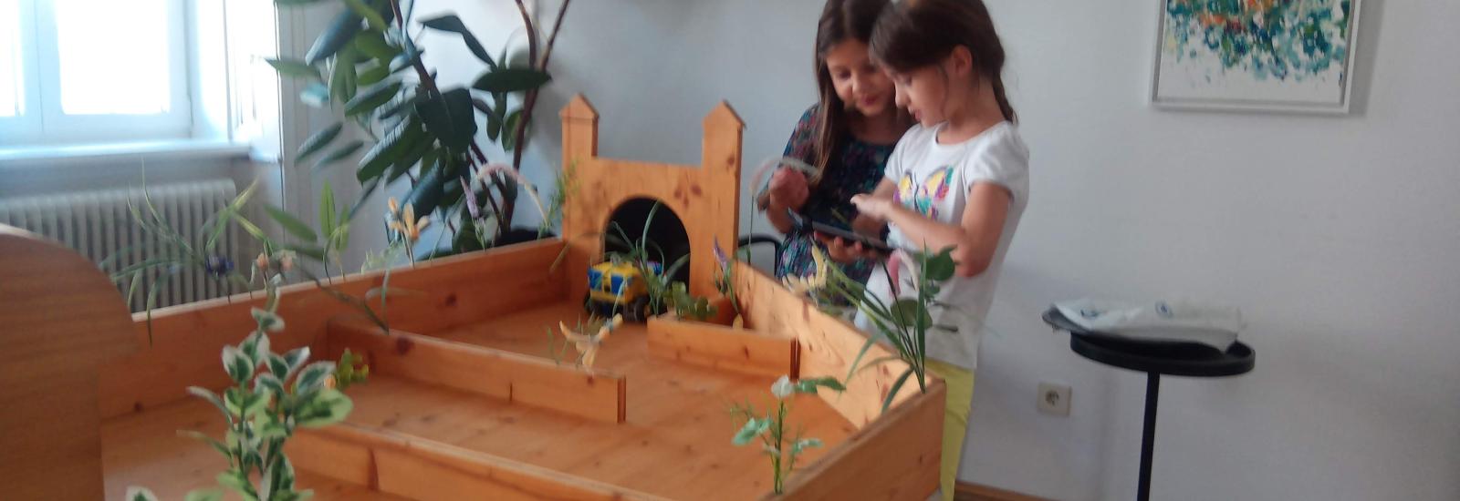 Zwei Mädchen programmieren ihre Roboterin