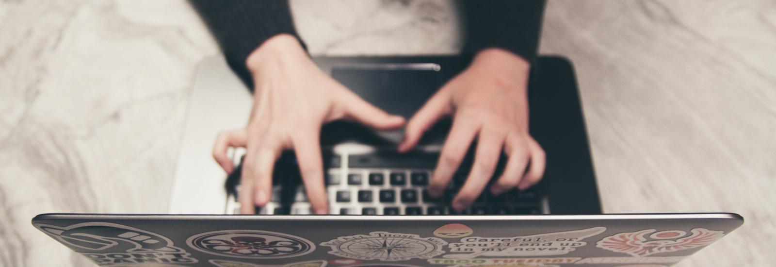 Eine Person vor einem Laptop