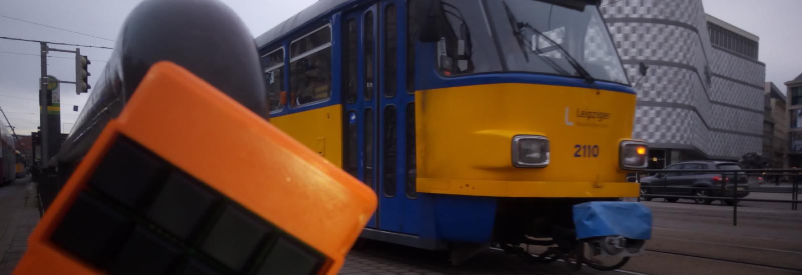 Oskar Concertina in Leipzig vor Straßenbahn