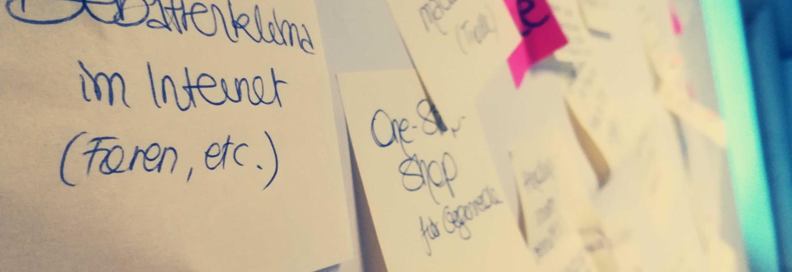 Ideenboard mit Noitzen auf Post-its für Gegenrede-App »Schneller Konter«