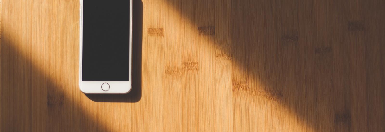 In der Abbildung ist ein abgeschaltenes Smartphone zu sehen.