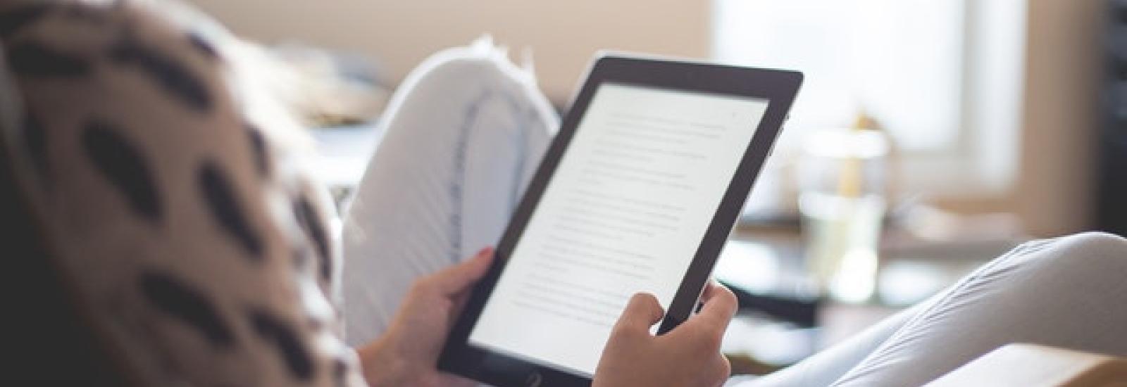 Frau mit Tablet