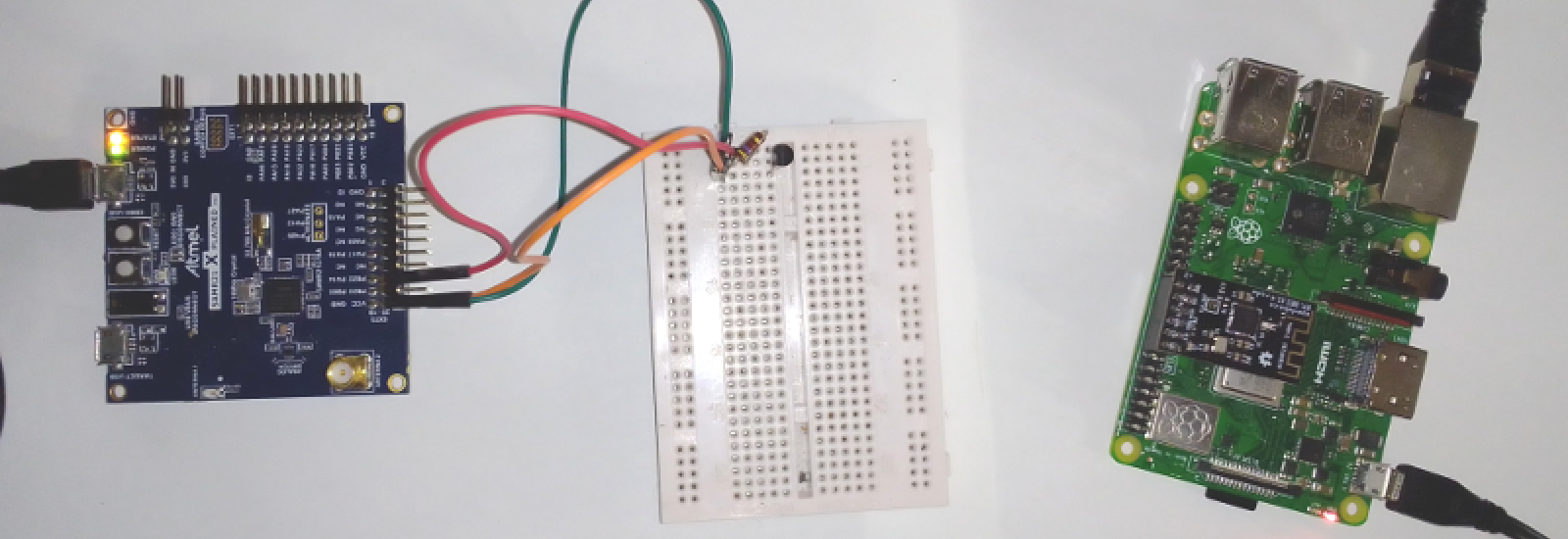 CoMatrix setup, SAMR21-xpro microcontroller with a DS18S20 temperature sensor and Raspberry Pi 3 gateway.