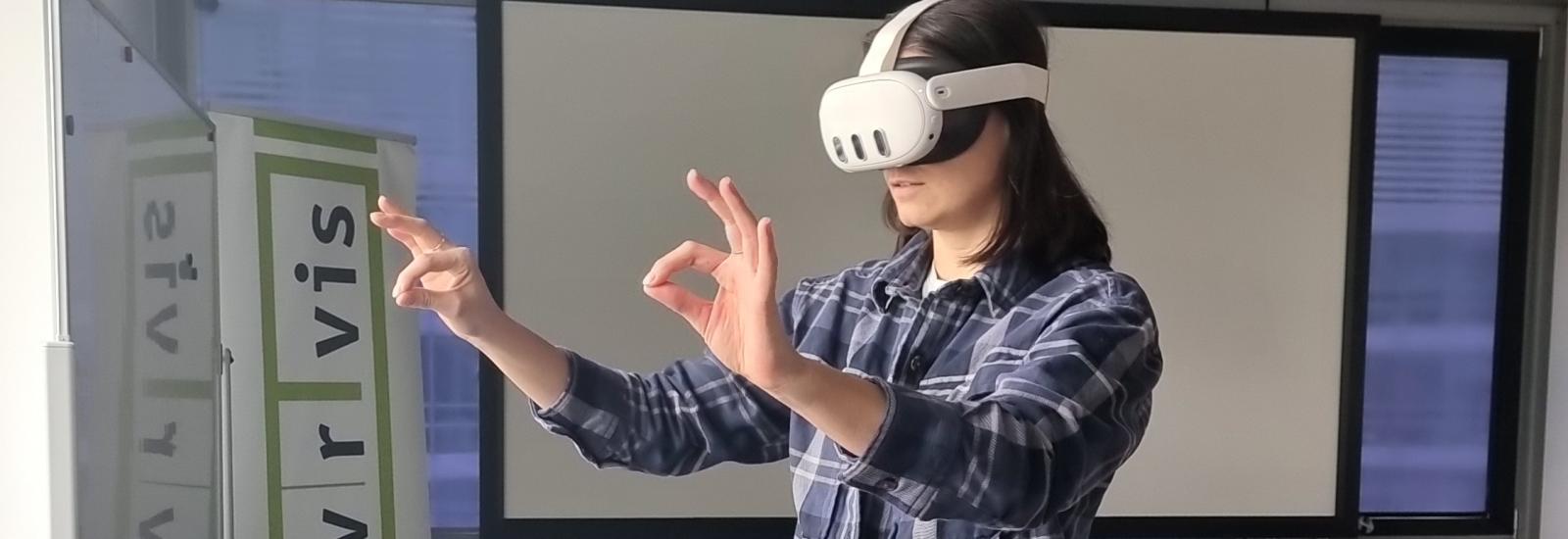 Frau mit Meta Quest 3 Virtual-Reality-Headset macht eine Kneifbewegung in einer Büroumgebung.