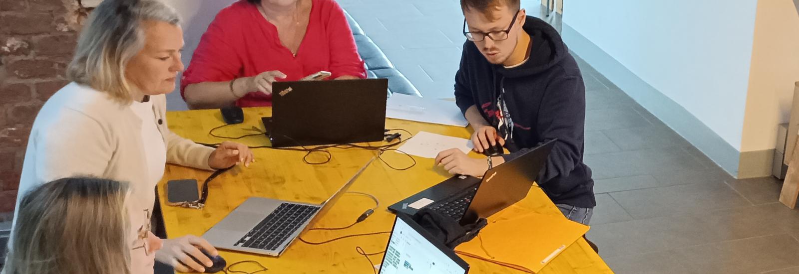 LehrerInnen bei einem Turtlestitch workshop mit TurtlestitchRise