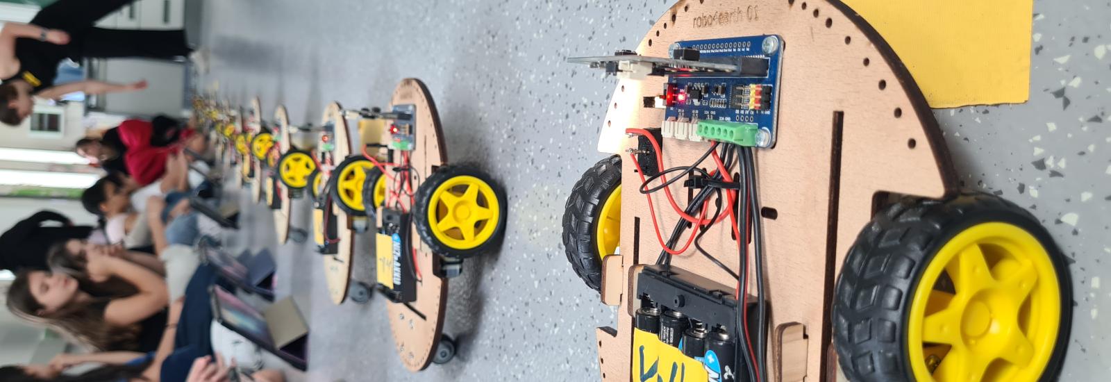 Roboterinnen bereit für den Start.