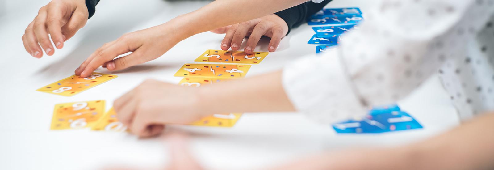 Bild aus einem eduLAB Workshop, man sieht Kinder die Ligretto Karten sortieren.