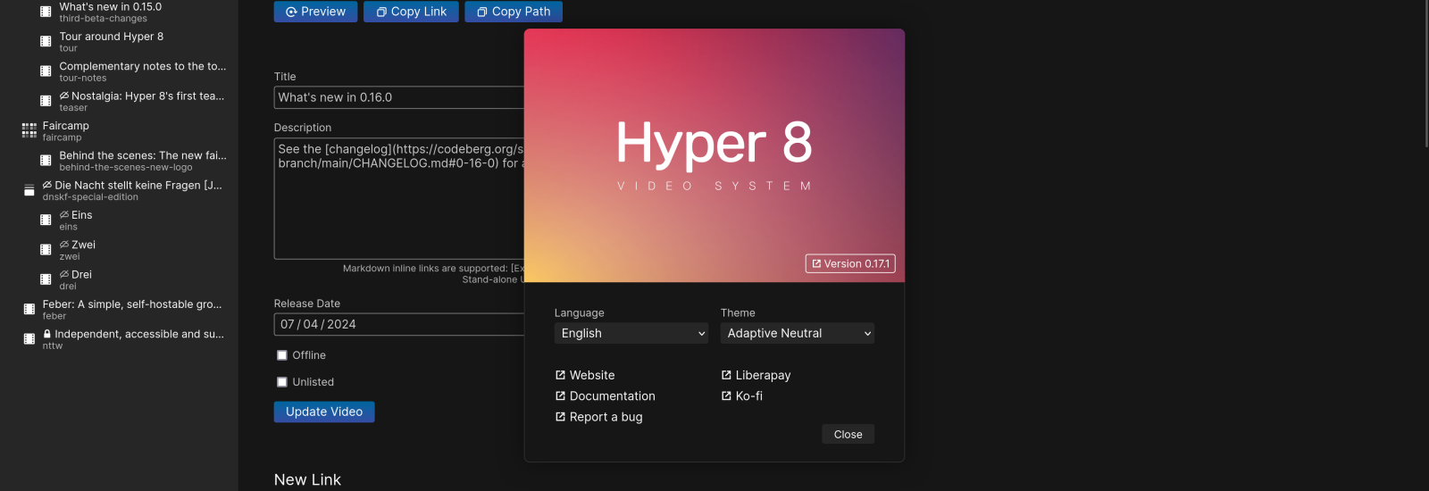 Ein grafisches User Interface in dem links ein hierachische Auflistung eines Videoarchivs sichtbar ist, während rechts detailierte Formularelemente für das aktive Element (ein Video) sichtbar sind. Ein bunter Splashscreen ist überdies offen, der das Logo "Hyper 8 Video System" anzeigt und Grundeinstellungen wie Sprache (etc.) ermöglicht.