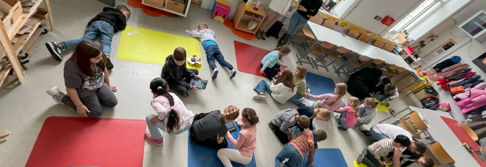 Kinder beim Testen von RoboSDG Junior