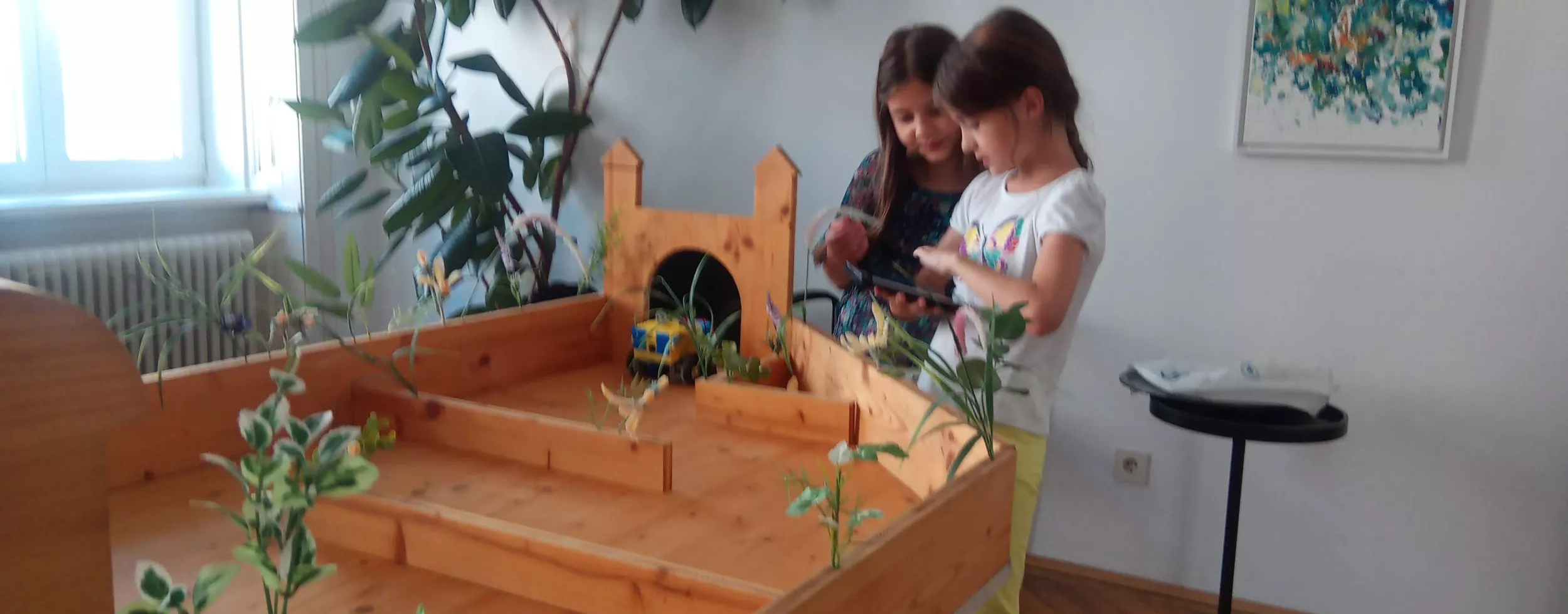 Zwei Mädchen programmieren ihre Roboterin