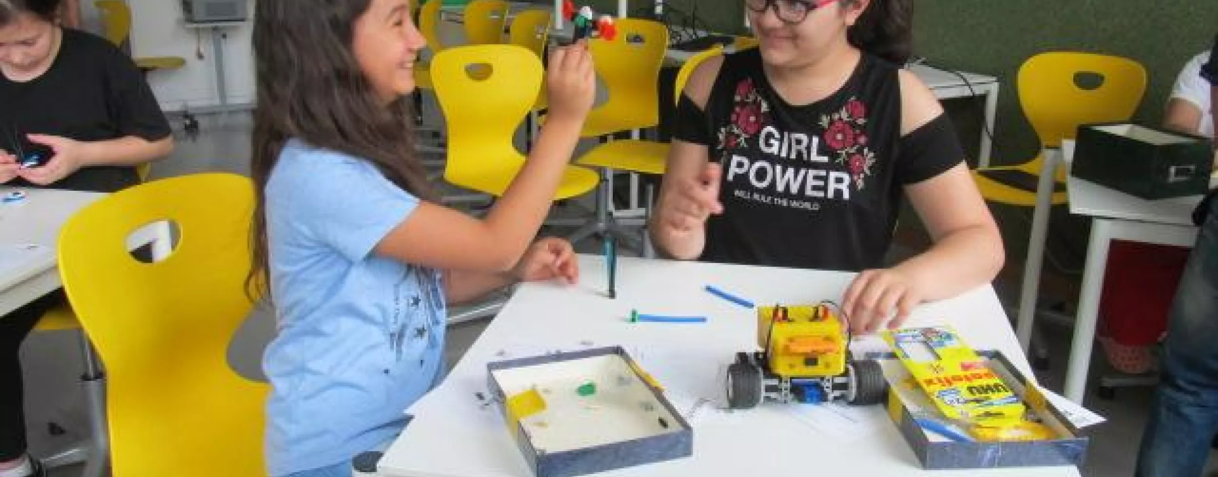 Zwei Mädchen bauen ihre R4G mit Freude