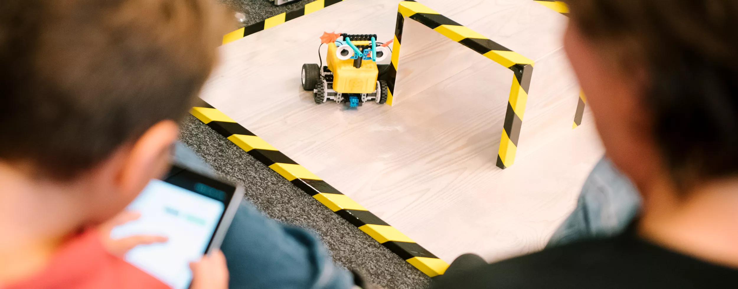 Eine R4G wird durch das Labyrinth geführt. 