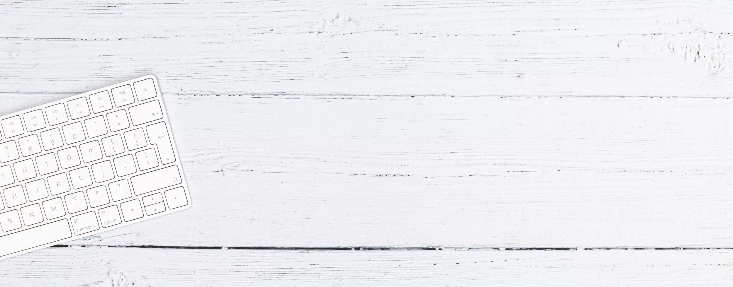 Auf dem Bild ist die Hälfte einer Computertastatur sichtbar.