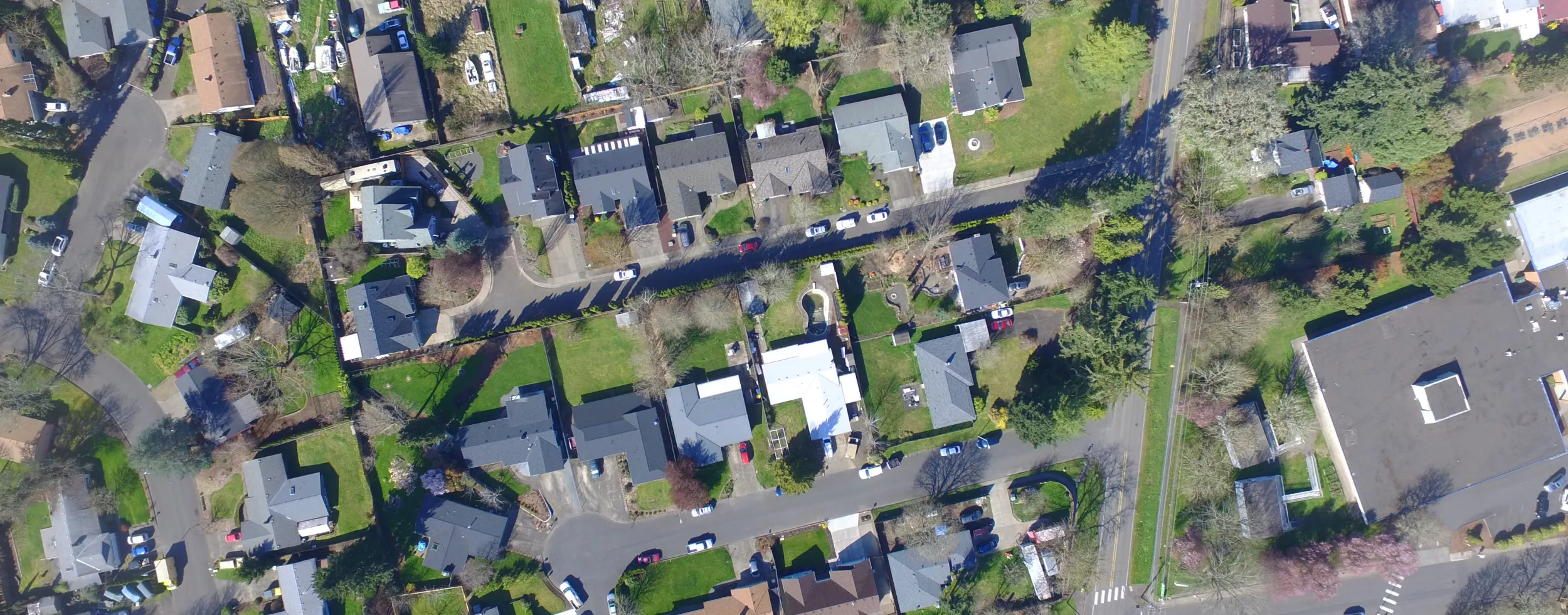 So viele Dächer in der Nachbarschaft und noch keine PV? (quelle: Unsplash, Riley Edwards)