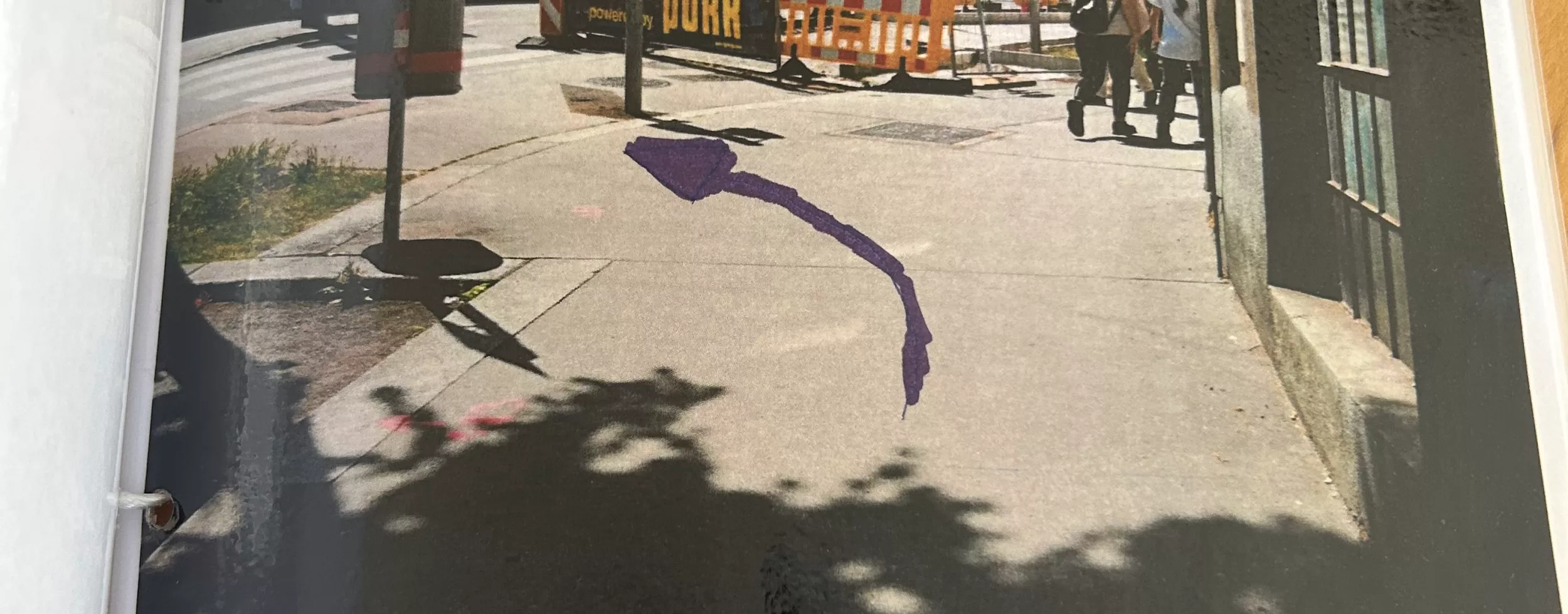 Eine Seite eines Buch das Menschen mit Lernschwierigkeiten helfen sollen sich im öffentlichen Raum zurechtzufinden