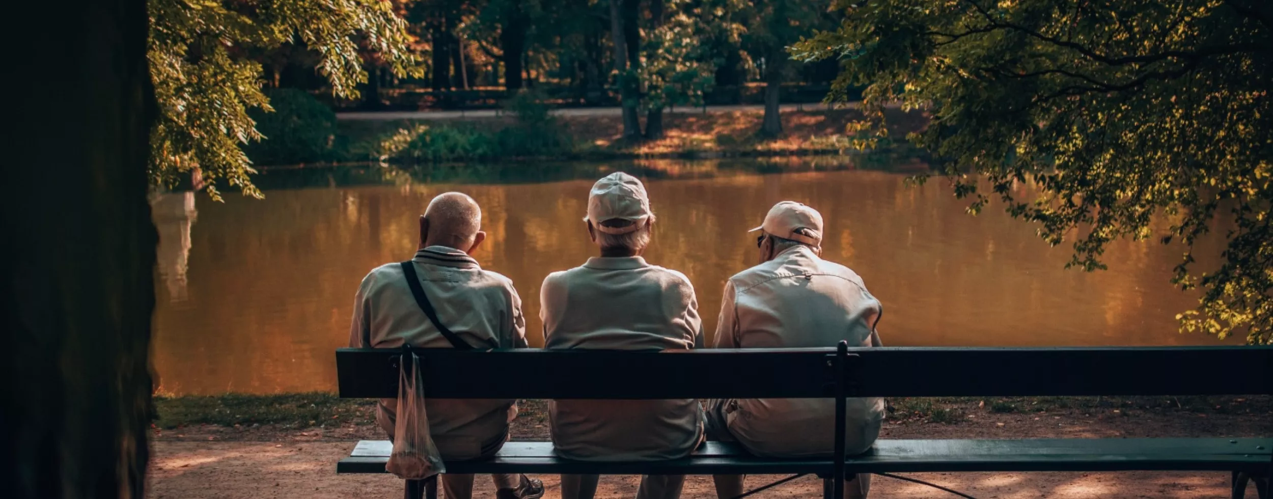 Alte Männer auf der Bank