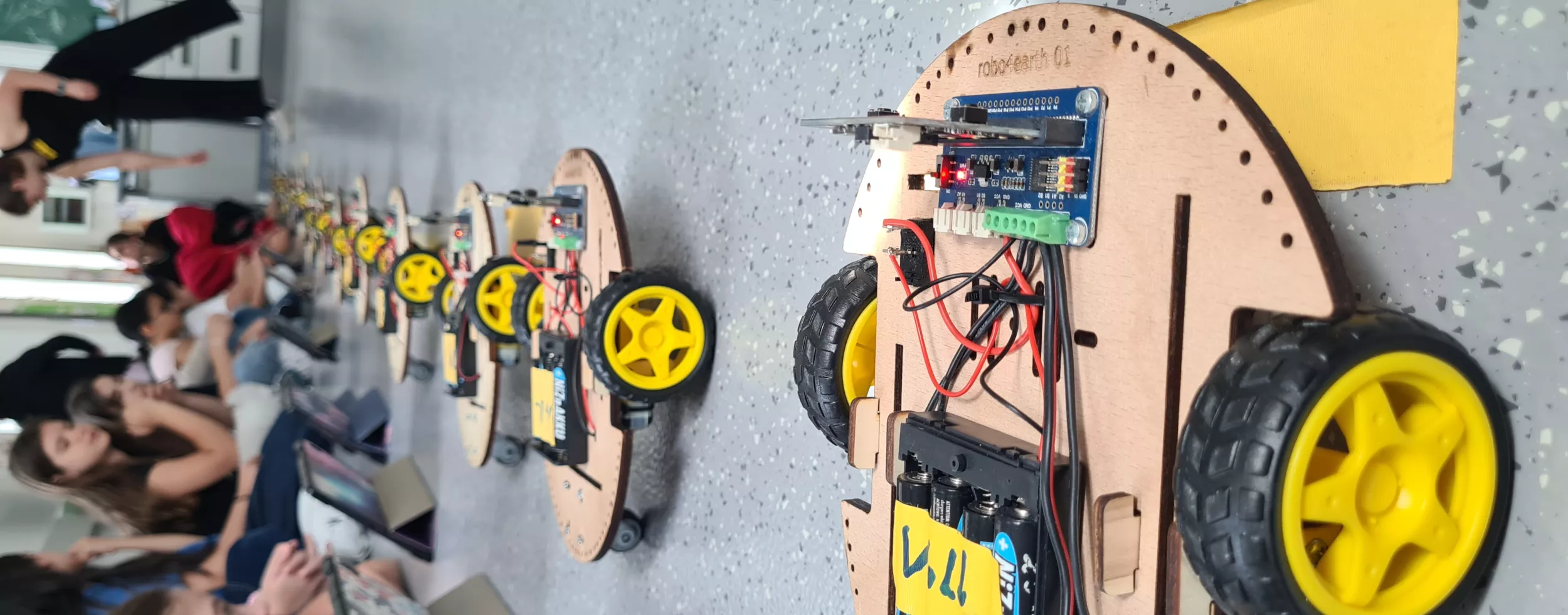 Roboterinnen bereit für den Start.