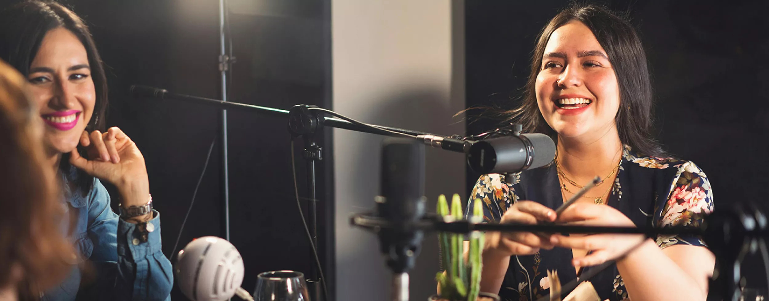 Podcast-Aufnahme in einem Studio.