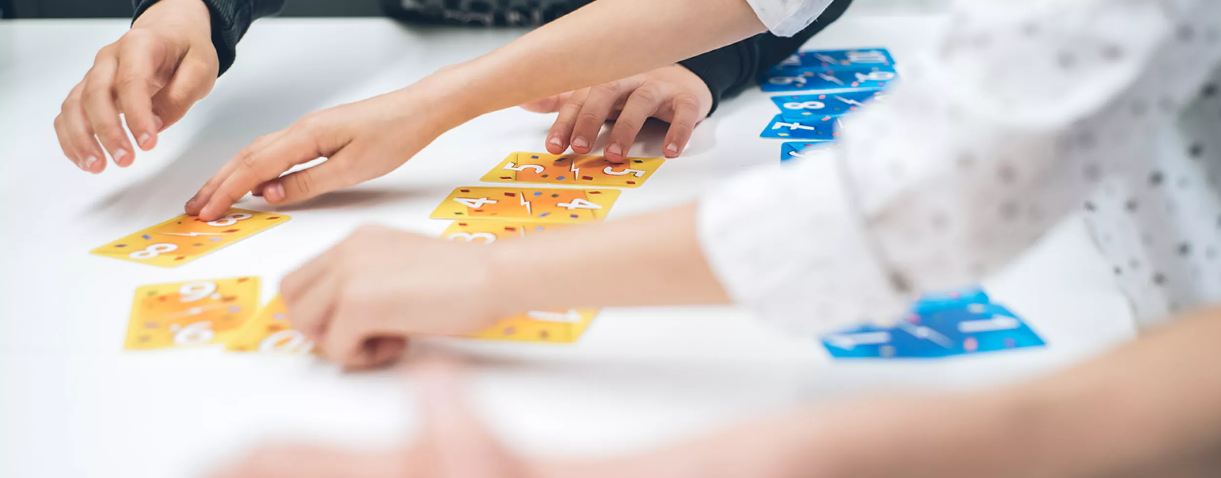 Bild aus einem eduLAB Workshop, man sieht Kinder die Ligretto Karten sortieren.