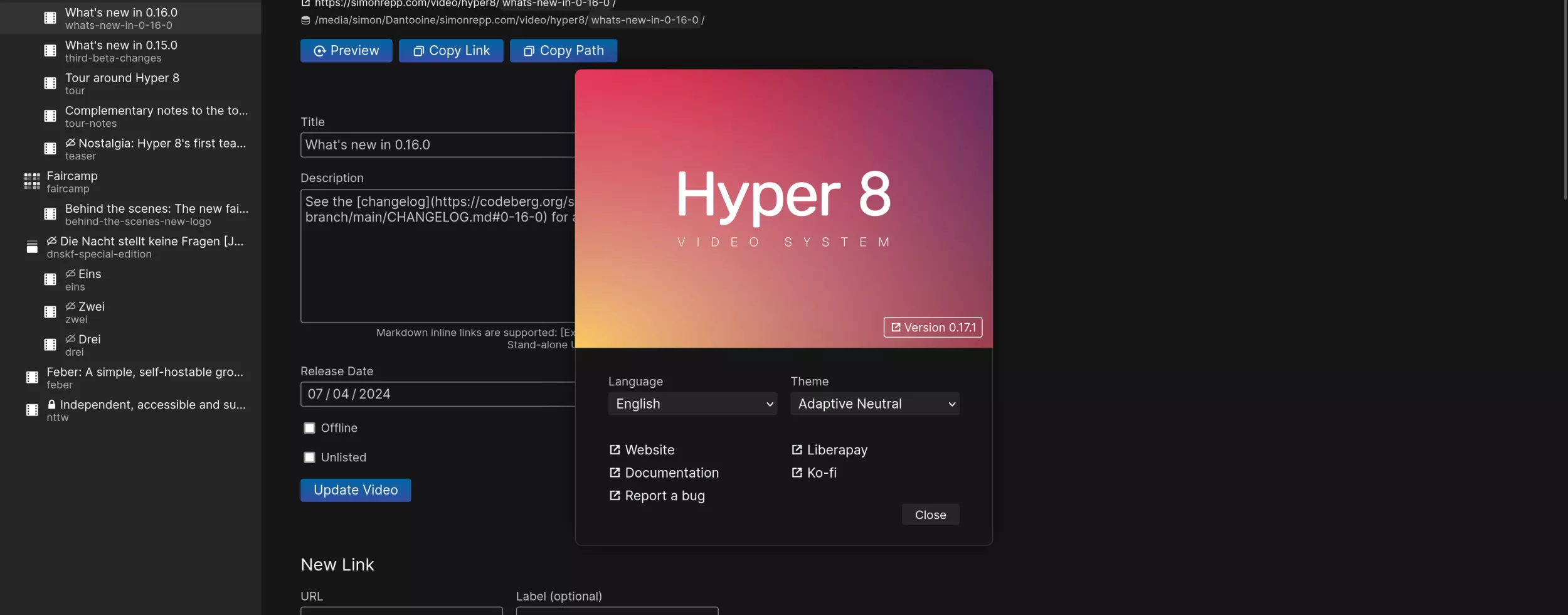 Ein grafisches User Interface in dem links ein hierachische Auflistung eines Videoarchivs sichtbar ist, während rechts detailierte Formularelemente für das aktive Element (ein Video) sichtbar sind. Ein bunter Splashscreen ist überdies offen, der das Logo "Hyper 8 Video System" anzeigt und Grundeinstellungen wie Sprache (etc.) ermöglicht.