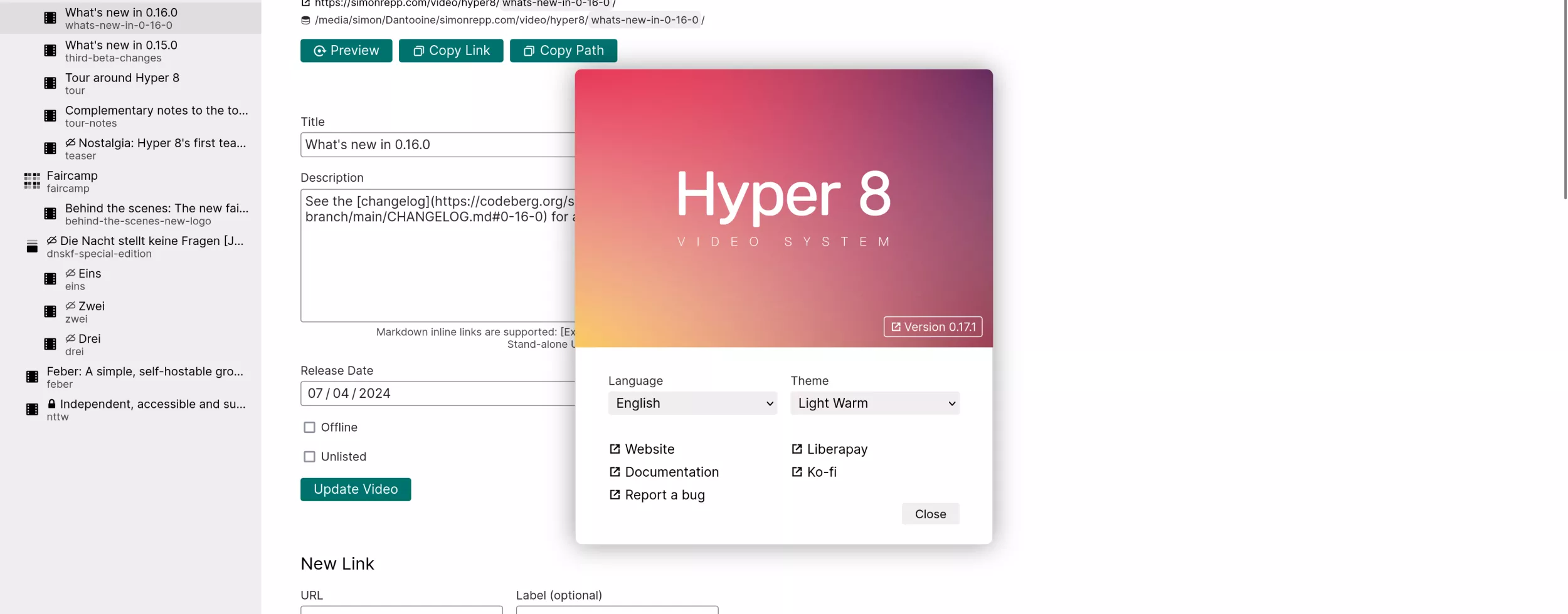 Ein grafisches User Interface in dem links ein hierachische Auflistung eines Videoarchivs sichtbar ist, während rechts detailierte Formularelemente für das aktive Element (ein Video) sichtbar sind. Ein bunter Splashscreen ist überdies offen, der das Logo "Hyper 8 Video System" anzeigt und Grundeinstellungen wie Sprache (etc.) ermöglicht.