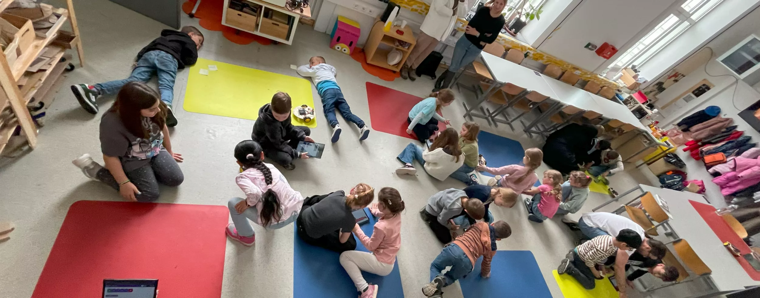 Kinder beim Testen von RoboSDG Junior