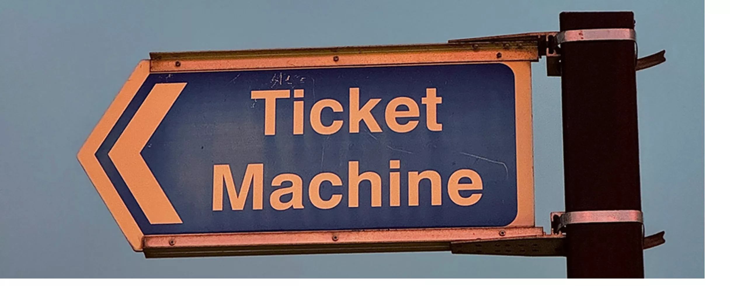 Wegweiser mit der Aufschrift "Ticket Machine" 