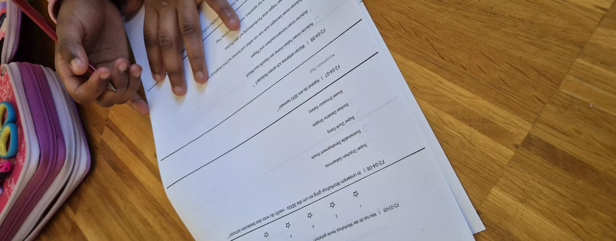 Kind füllt Wirkungsmessung-Fragebogen aus