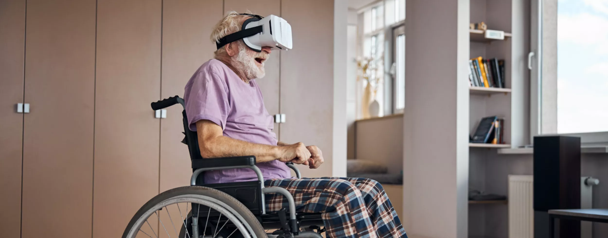 Alter Mann im Rollstuhl mit VR Brille