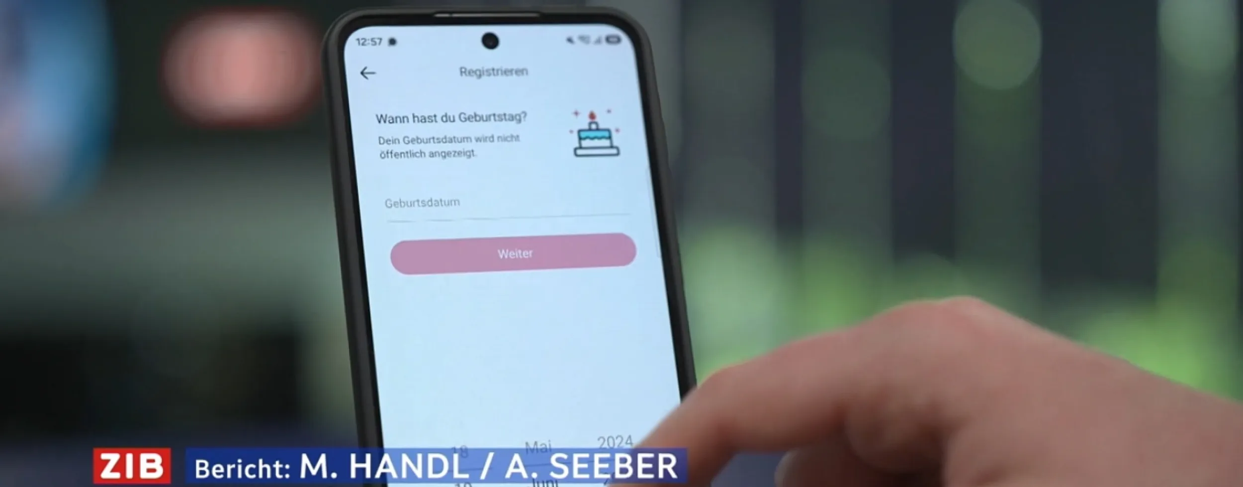 Hand tippt auf Smartphone-Bildschirm mit Registrierungsformular und Kalender zur Auswahl des Geburtstagsdatums. Unten links blendet ein Fernsehsender das Logo »ZIB« sowie die Textzeile »Bericht: M. HANDL / A. SEEBER« ein. Oben rechts befindet sich das Senderlogo »ORF 2 HD«.