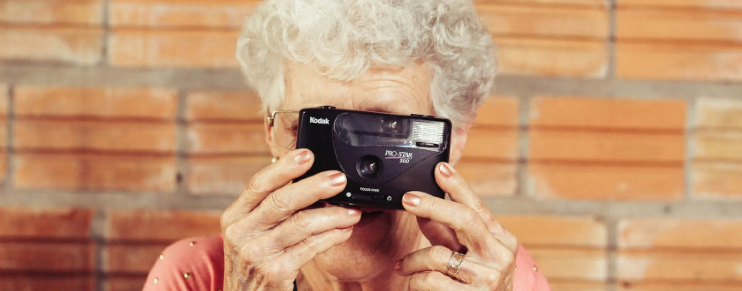 Frau mit Kamera